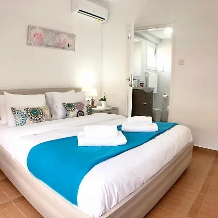 Lägenhet Elegant In City Center Larnaca
